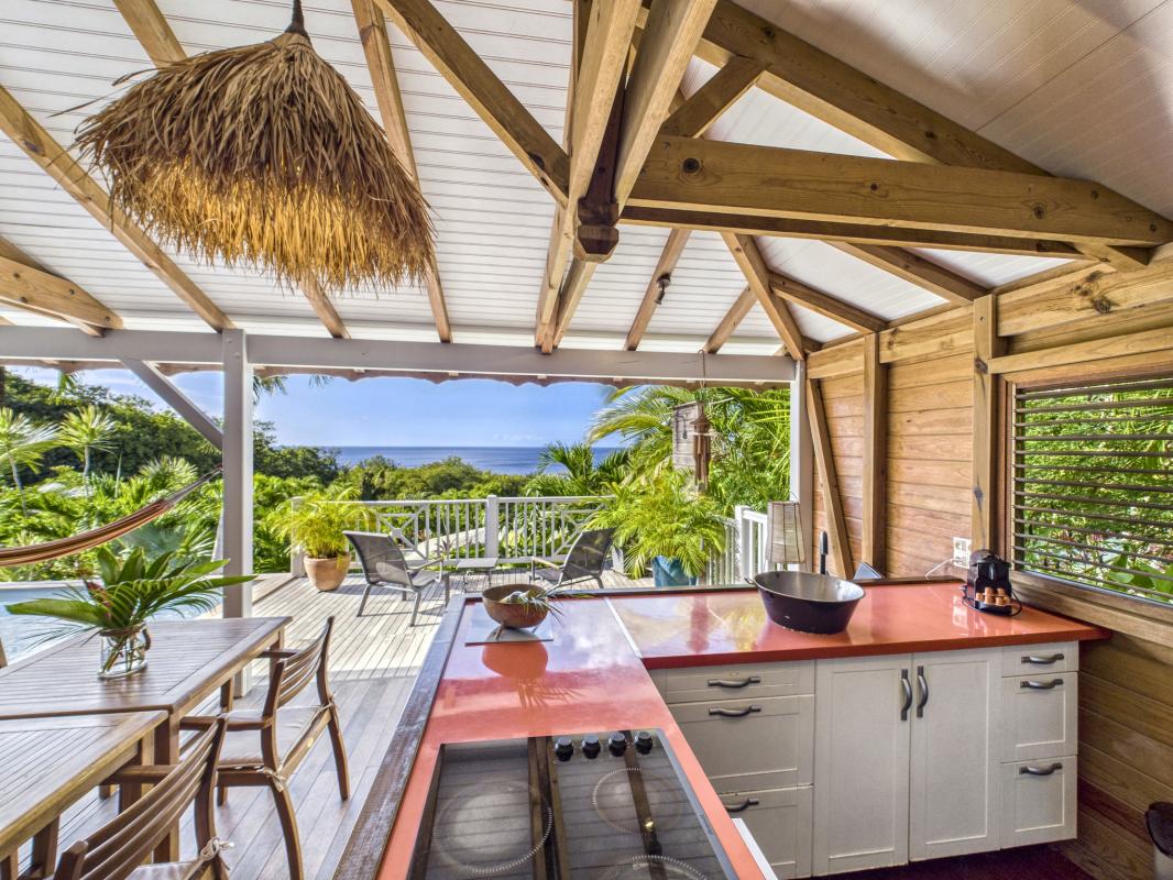 14.Location Villa piscine Deshaies Guadeloupe_Cuisine vue mer